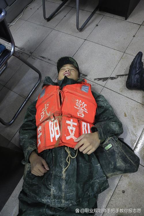 外卖小哥助人回家（暖心外卖小哥帮助救人）